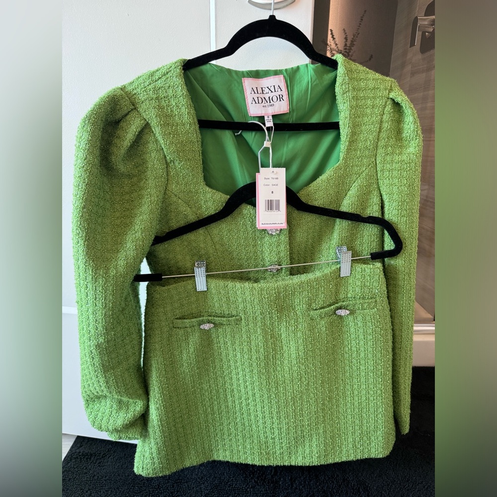 Alexia Admor Green skirt and blazer set